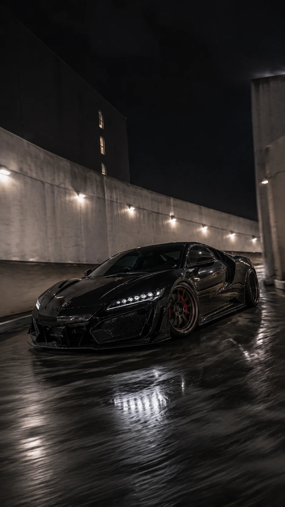 夜の道路を走るローダウンスポーツカー