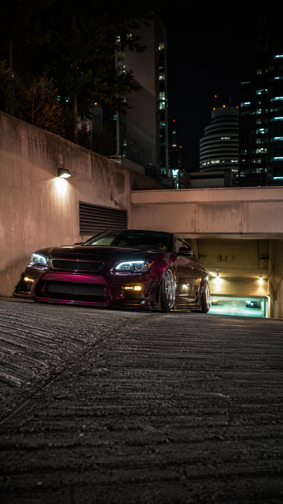 立体駐車場のスロープに進入する車高短の車